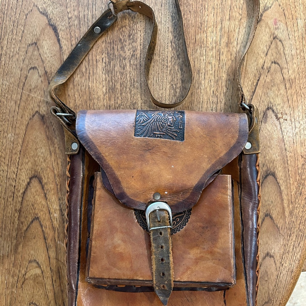 Classic Brown Leather Crossbody Bag with Adjustable Strap